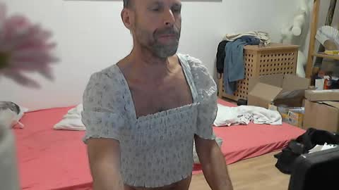 Snapshot of willbillbillwill chatting on 10-10-25, 11:59 Lilian online show from 10-10-25, 11:59