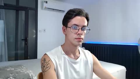 Snapshot of william_henry_a chatting on 10-19-25, 01:39 William online show from 10-19-25, 01:39