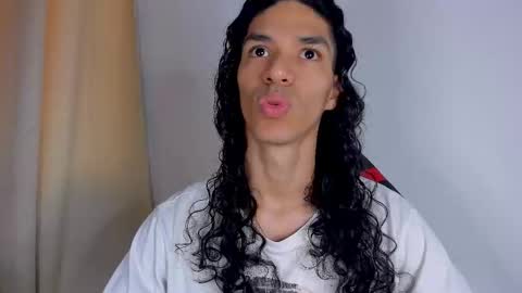 Snapshot of willy_veins chatting on 02-17-25, 01:32 willy_veins online show from 02-17-25, 01:32