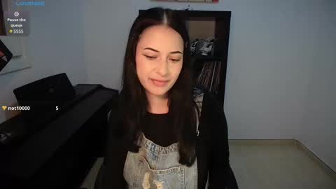 Snapshot of windy_butterfly chatting on 10-13-25, 06:19 Sara online show from 10-13-25, 06:19