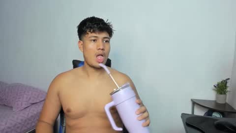 Snapshot of wish_coup_18151170 chatting on 11-19-25, 08:42 Alice and Mike online show from 11-19-25, 08:42