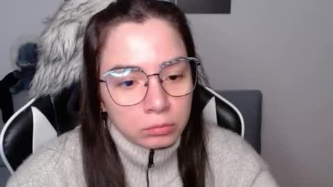 Snapshot of wolfs_daughter chatting on 12-17-25, 02:28 Alex online show from 12-17-25, 02:28