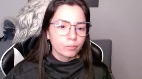 Snapshot of wolfs_daughter chatting on 12-19-25, 03:24 Alex online show from 12-19-25, 03:24