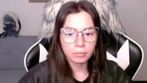 Snapshot of wolfs_daughter chatting on 12-21-25, 02:19 Alex online show from 12-21-25, 02:19