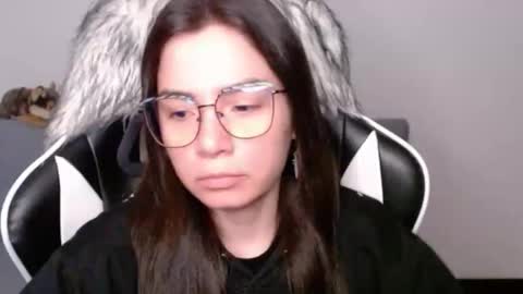 Snapshot of wolfs_daughter chatting on 03-08-26, 01:36 Alex online show from 03-08-26, 01:36