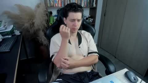 Snapshot of wolker_allan chatting on 10-24-25, 12:01 wolker_allan online show from 10-24-25, 12:01