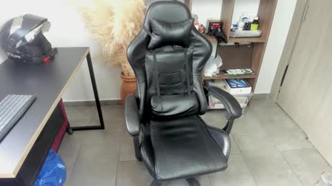 Snapshot of wolker_allan chatting on 11-21-25, 06:17 wolker_allan online show from 11-21-25, 06:17