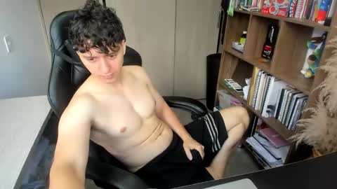 Snapshot of wolker_allan chatting on 12-15-25, 05:39 wolker_allan online show from 12-15-25, 05:39