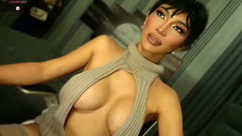 Snapshot of womanofyourdesire_ts chatting on 06-14-26, 05:04 Julia online show from 06-14-26, 05:04