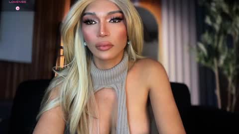 Snapshot of womanofyourdesire_ts chatting on 06-18-26, 11:31 Julia online show from 06-18-26, 11:31