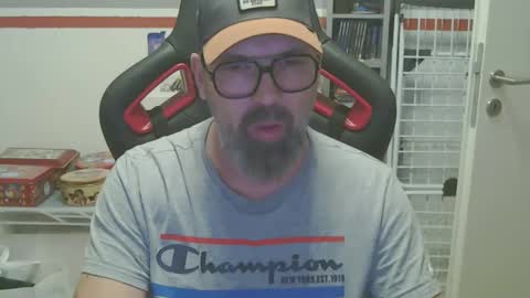 Snapshot of womenizzeer chatting on 12-11-24, 09:01 Adam online show from 12-11-24, 09:01