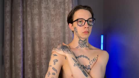 Snapshot of worldofllove chatting on 02-21-25, 09:11 Arnika and Simon online show from 02-21-25, 09:11