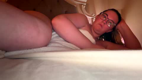 Snapshot of x_dreamgirl_x chatting on 05-17-26, 03:37 Mariah online show from 05-17-26, 03:37