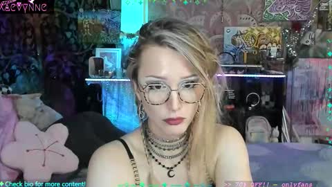 Snapshot of xaevynne chatting on 11-29-25, 04:59 Xaevynne Sometimes Milla Milla The Cute as a Buttom Brunette online show from 11-29-25, 04:59