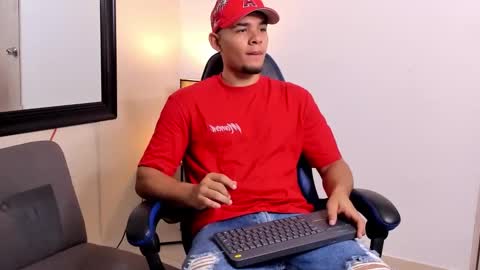 Snapshot of xboy_fantasyx chatting on 10-12-25, 12:26 David online show from 10-12-25, 12:26