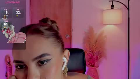 Snapshot of ximena_sotto1 chatting on 12-22-24, 02:17 camila online show from 12-22-24, 02:17