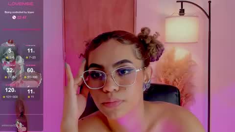 Snapshot of ximena_sotto1 chatting on 01-20-25, 04:43 camila online show from 01-20-25, 04:43