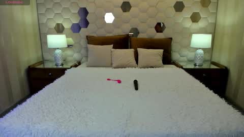 Snapshot of xlindamilfx chatting on 12-20-25, 08:38 Linda online show from 12-20-25, 08:38