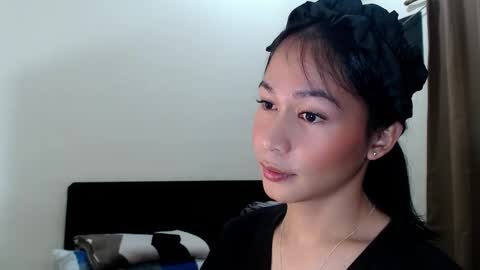 Snapshot of xlovely_destinyx chatting on 02-12-26, 02:01 Alice online show from 02-12-26, 02:01