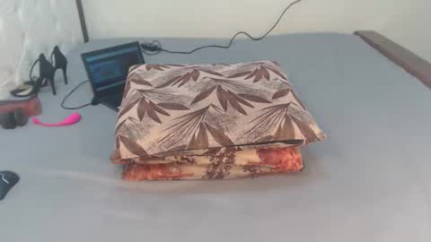 Snapshot of xumamaya chatting on 09-09-25, 07:13 hey its Mayah online show from 09-09-25, 07:13