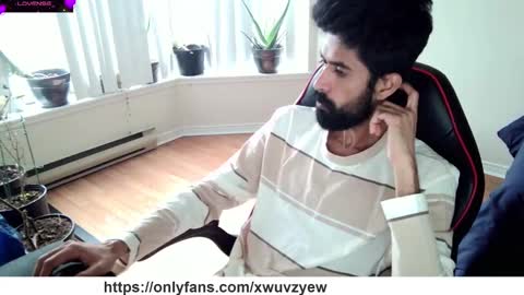 Snapshot of xwuvzyew chatting on 01-05-25, 05:30 x online show from 01-05-25, 05:30