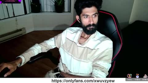 Snapshot of xwuvzyew chatting on 01-06-25, 02:37 x online show from 01-06-25, 02:37