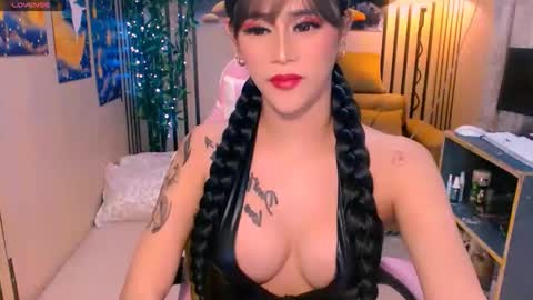 Snapshot of xxmissjuliaxx chatting on 11-17-25, 05:35 xxmissjuliaxx online show from 11-17-25, 05:35