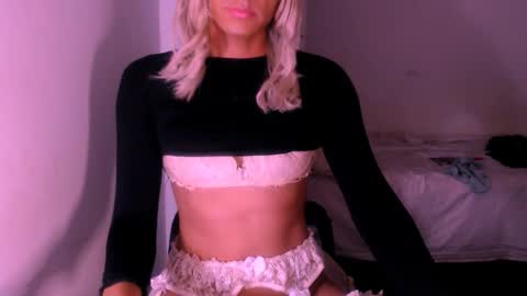 Snapshot of xxxanonymousloverxxx chatting on 10-14-25, 04:02 Chiara online show from 10-14-25, 04:02