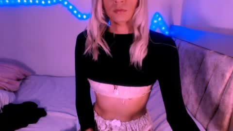 Snapshot of xxxanonymousloverxxx chatting on 07-11-26, 12:13 Chiara online show from 07-11-26, 12:13