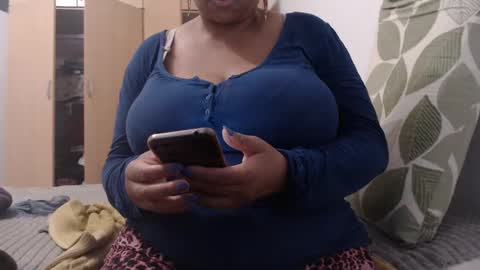 Snapshot of xxxbustybabe27x chatting on 02-23-25, 01:32 Ayanda online show from 02-23-25, 01:32