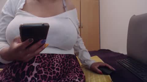 Snapshot of xxxbustybabe27x chatting on 10-14-25, 01:12 Ayanda online show from 10-14-25, 01:12