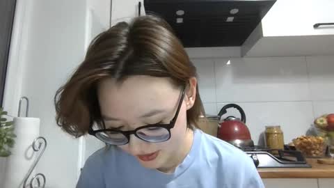 Snapshot of yanverfaille chatting on 10-12-25, 04:17 Lily online show from 10-12-25, 04:17