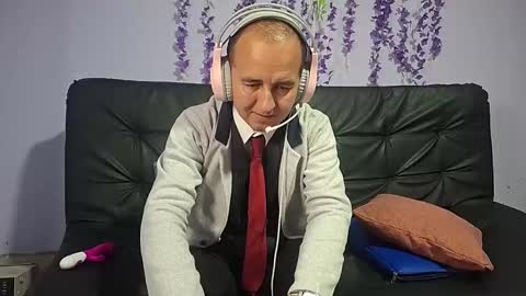 Snapshot of yazfore chatting on 11-13-25, 02:49 Hazzan online show from 11-13-25, 02:49