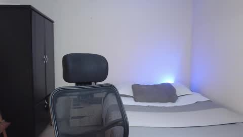 Snapshot of yeff_stone chatting on 12-18-25, 12:06 yeff online show from 12-18-25, 12:06