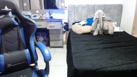 Snapshot of yeibles_hana2 chatting on 10-10-25, 11:48 yeibles_hana2 online show from 10-10-25, 11:48