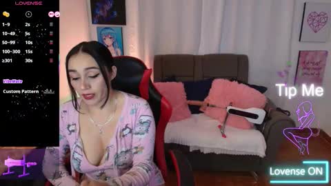 Snapshot of yeliana_sexy chatting on 09-19-25, 07:43 Valery online show from 09-19-25, 07:43