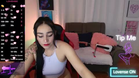 Snapshot of yeliana_sexy chatting on 09-21-25, 03:41 Valery online show from 09-21-25, 03:41