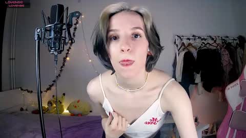 Snapshot of yellow_songbird chatting on 03-05-25, 04:24 Liya online show from 03-05-25, 04:24