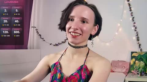 Snapshot of yellow_songbird chatting on 09-21-25, 02:19 Liya online show from 09-21-25, 02:19