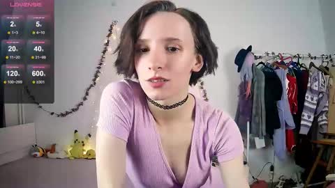 Snapshot of yellow_songbird chatting on 09-27-25, 05:18 Liya online show from 09-27-25, 05:18