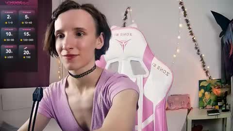 Snapshot of yellow_songbird chatting on 10-25-25, 03:40 Liya online show from 10-25-25, 03:40