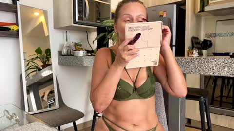 Snapshot of yes_mommy_zlata chatting on 01-09-25, 08:44 Zlata online show from 01-09-25, 08:44