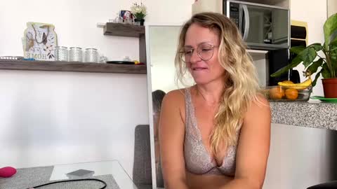 Snapshot of yes_mommy_zlata chatting on 02-06-25, 08:34 Zlata online show from 02-06-25, 08:34