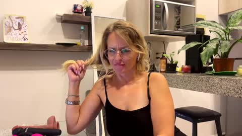 Snapshot of yes_mommy_zlata chatting on 02-11-25, 01:41 Zlata online show from 02-11-25, 01:41