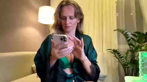 Snapshot of yes_mommy_zlata chatting on 09-10-25, 06:41 Zlata online show from 09-10-25, 06:41