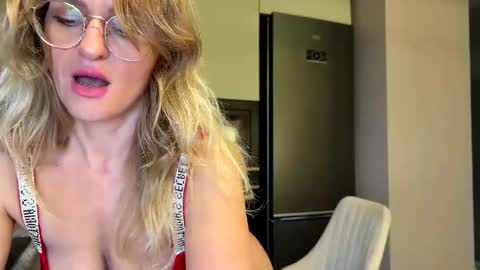 Snapshot of yes_mommy_zlata chatting on 09-25-25, 06:33 Zlata online show from 09-25-25, 06:33