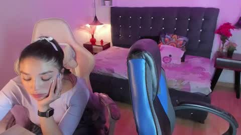 Snapshot of yiing_and_yang chatting on 09-18-25, 09:17 Yiing and yang online show from 09-18-25, 09:17