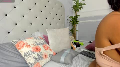 roxie reyes  online show from 02-15-25, 03:42