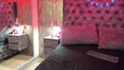 yiyisandoval online show from 11-08-25, 07:45