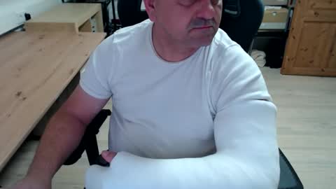 Snapshot of yoschi1976 chatting on 10-31-25, 05:03 yoschi1976 online show from 10-31-25, 05:03